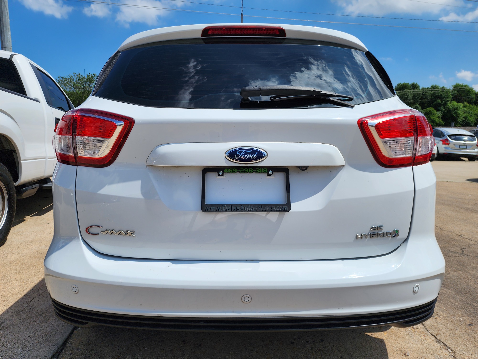2018 DIAMOND WHITE Ford C-Max Hybrid SE (1FADP5AU8JL) with an 2.0L L4 DOHC 16V HYBRID engine, CVT transmission, located at 2660 S.Garland Avenue, Garland, TX, 75041, (469) 298-3118, 32.885551, -96.655602 - Welcome to DallasAutos4Less, one of the Premier BUY HERE PAY HERE Dealers in the North Dallas Area. We specialize in financing to people with NO CREDIT or BAD CREDIT. We need proof of income, proof of residence, and a ID. Come buy your new car from us today!! This is a Super Clean 2018 FORD C-MAX - Photo #4